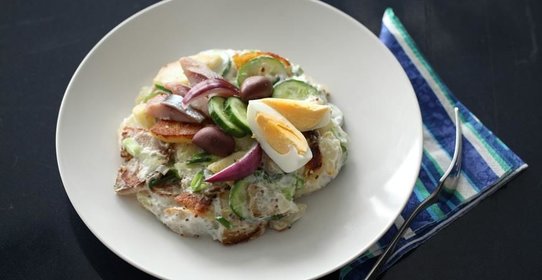 Теплый картофельный салат с сельдью