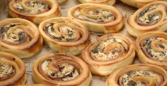 Картофельный рулет со шпинатом и беконом