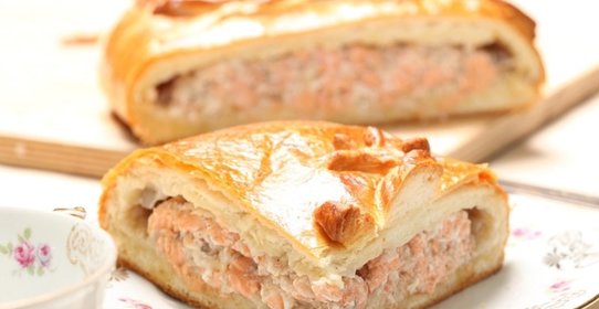 Пирог с семгой из слоеного теста