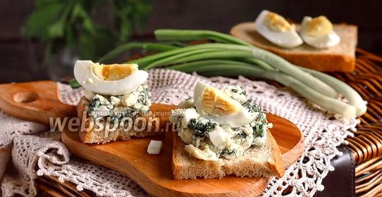 Тосты с салатом из молодой крапивы