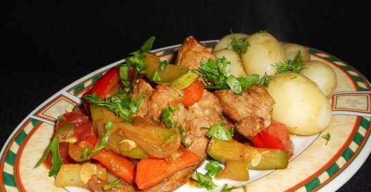Свинина жареная с овощами