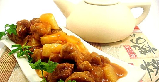 Свинина в кисло-сладком соусе с ананасами