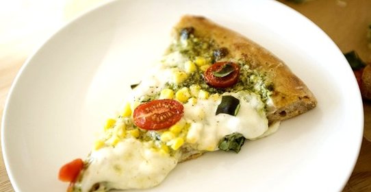 Пицца с соусом песто