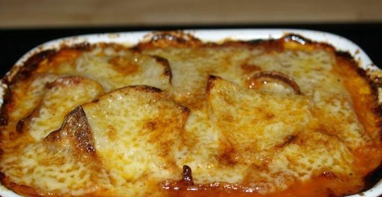 Колбасная запеканка с помидорами и фасолью