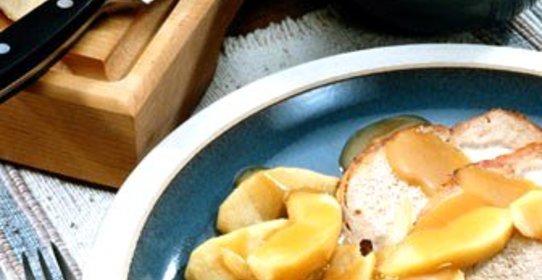 Свинина с пассерованными яблоками, сидром и корицей