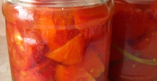 Маринованные дольки помидор с луком и чесноком