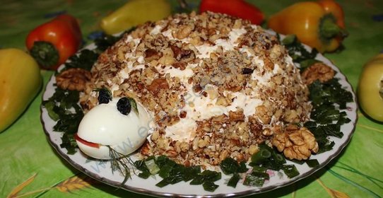 Салат Черепаха с курицей грецкими орехами и яблоками