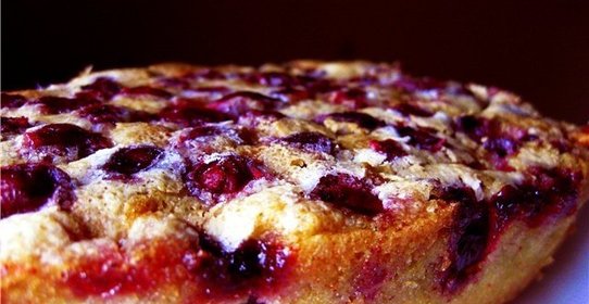 Шарлотка с замороженной вишней