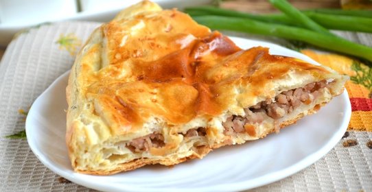 Пирог мясной из слоеного теста