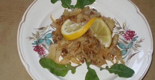 Салат из жареной капусты с семечками