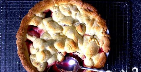 Пирог с яблоками и сливами