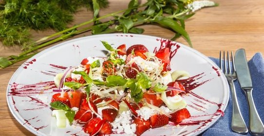 Салат с томатами и клубникой