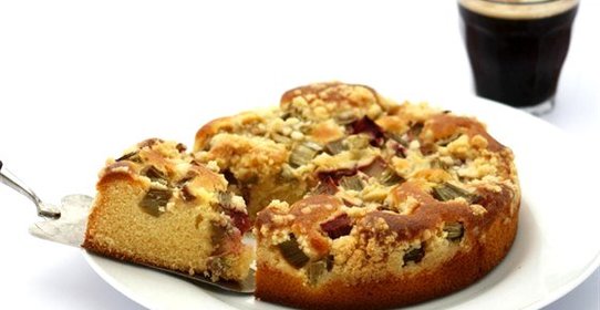 Пирог с ревенем и фундуком