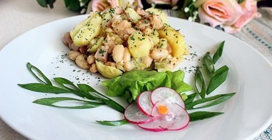 Горячий салат из молодого картофеля с ветчиной и фасолью