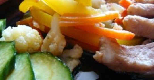 Свинина с овощами и салатом из огурцов