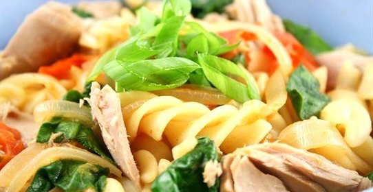 Салат с фузилли, тунцом и цукини