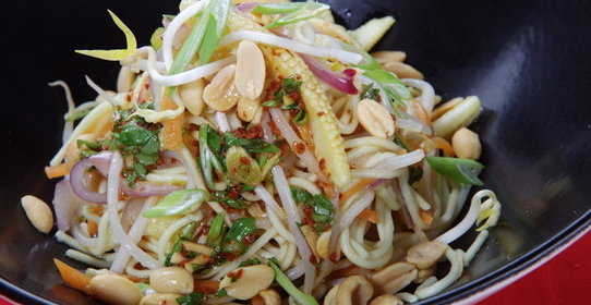 Вегетарианский салат с лапшой