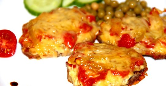 Свинина запеченная с помидорами