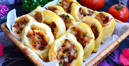 Пирожки Погача с колбасой и сыром