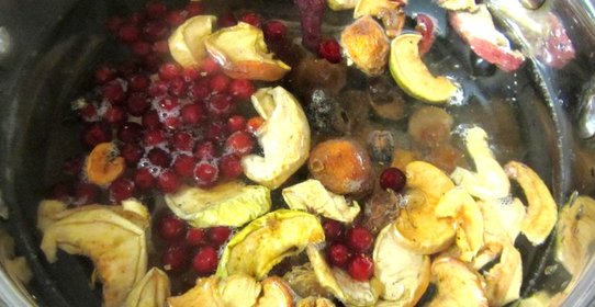 Компот из сухофруктов и брусники