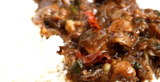 Маринованная тушеная говядина с огурцами