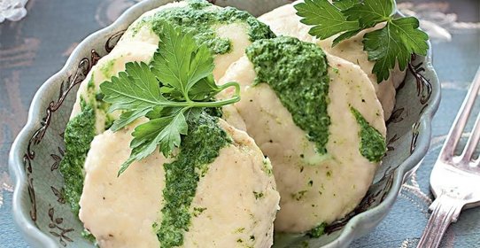 Куриные котлеты с зеленым соусом