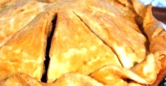 Пирог с мясом и яблоками