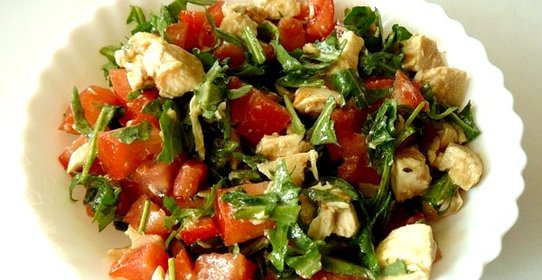 Салат куриный с помидорами