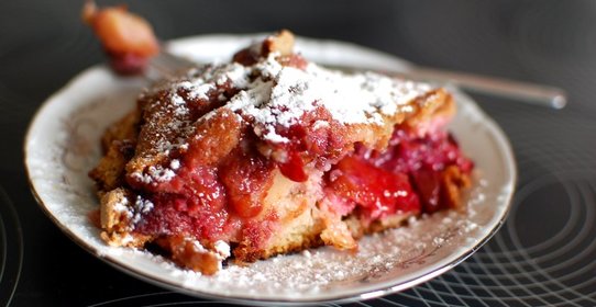 Шарлотка с ржаной мукой, яблоками и сливой