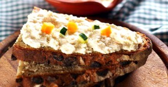 Ржаные тосты с паштетом из камамбера и тмина