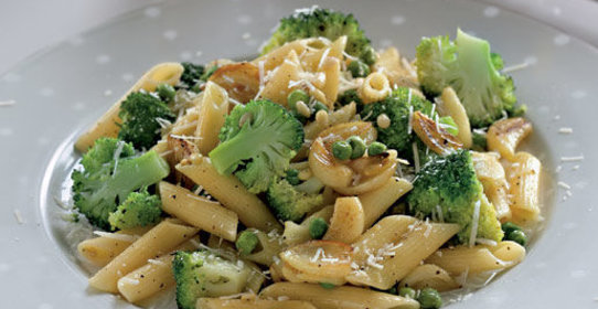 Пенне с чесноком, горошком и брокколи
