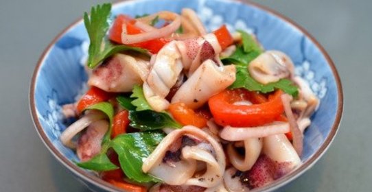 Диетический салат из кальмаров