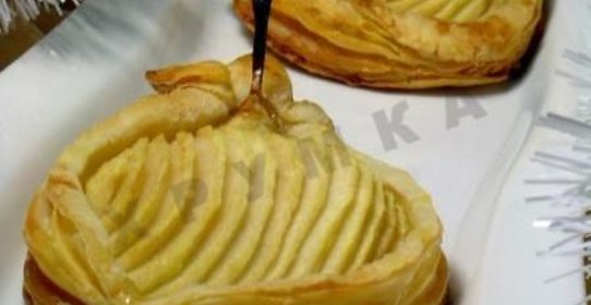 Слойки с грушами и орехами