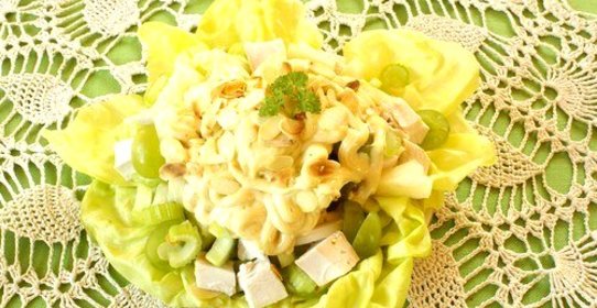 Салат из цыпленка с пастой, сельдереем и грибами