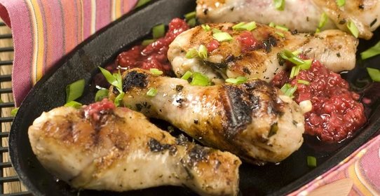 Куриные голени с малиновым чатни