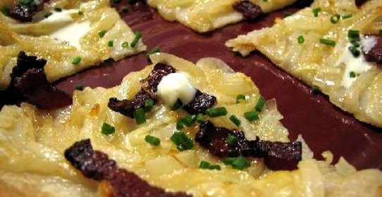 Пирог с беконом и луком