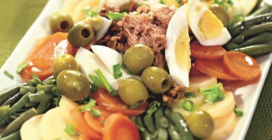 Салат с тунцом и зеленой фасолью