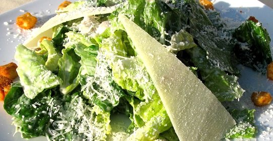 Салат Цезарь с перепелиными яйцами