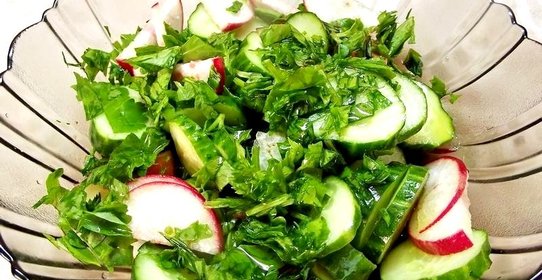 Салат с сельдереем и лимонной заправкой