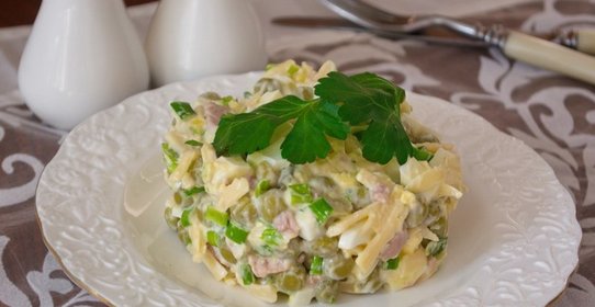 Салат с печенью трески и яйцом