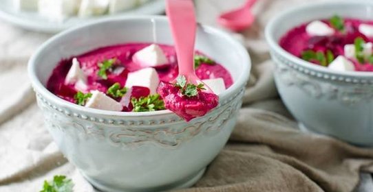 Холодный свекольник с козьим сыром