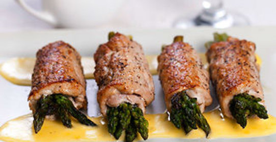 Рулетики из свинины со спаржей и голландским соусом