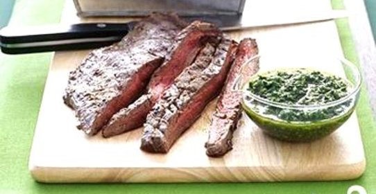 Бифштекс с соусом из чеснока и петрушки