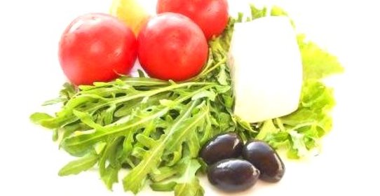 Салат из рукколы и помидоров