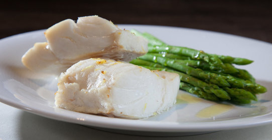 Филе трески с отварной спаржей
