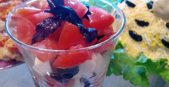 Салат с оливками и помидорами