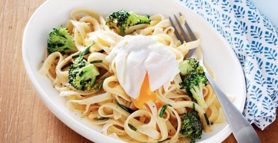 Феттуччине с брокколи и яйцом