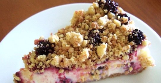 Творожный пирог с черной смородиной