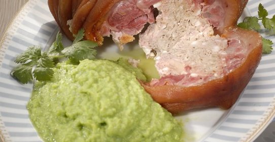 Фаршированная рулька с гороховым пюре