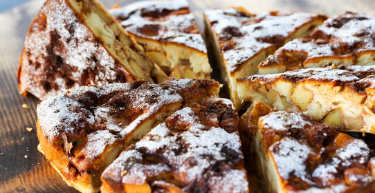 Пирог с яблоками и изюмом